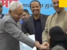 మహిళా డాక్టర్ హిజాబ్ ను తొలగించిన సీఎం