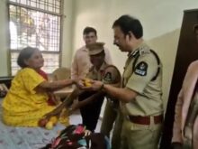 సీనియర్ నటికి సజ్జనార్ పరామర్శ